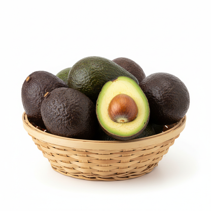 Aguacate Hass en canasta sobre fondo blanco